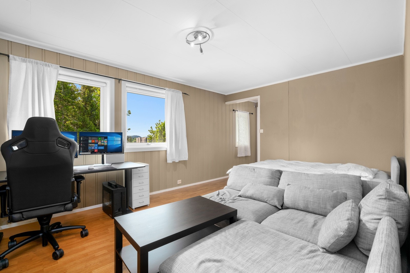 Videre består hybelen av stue/soverom, kjøkken og bad. Galleribilde