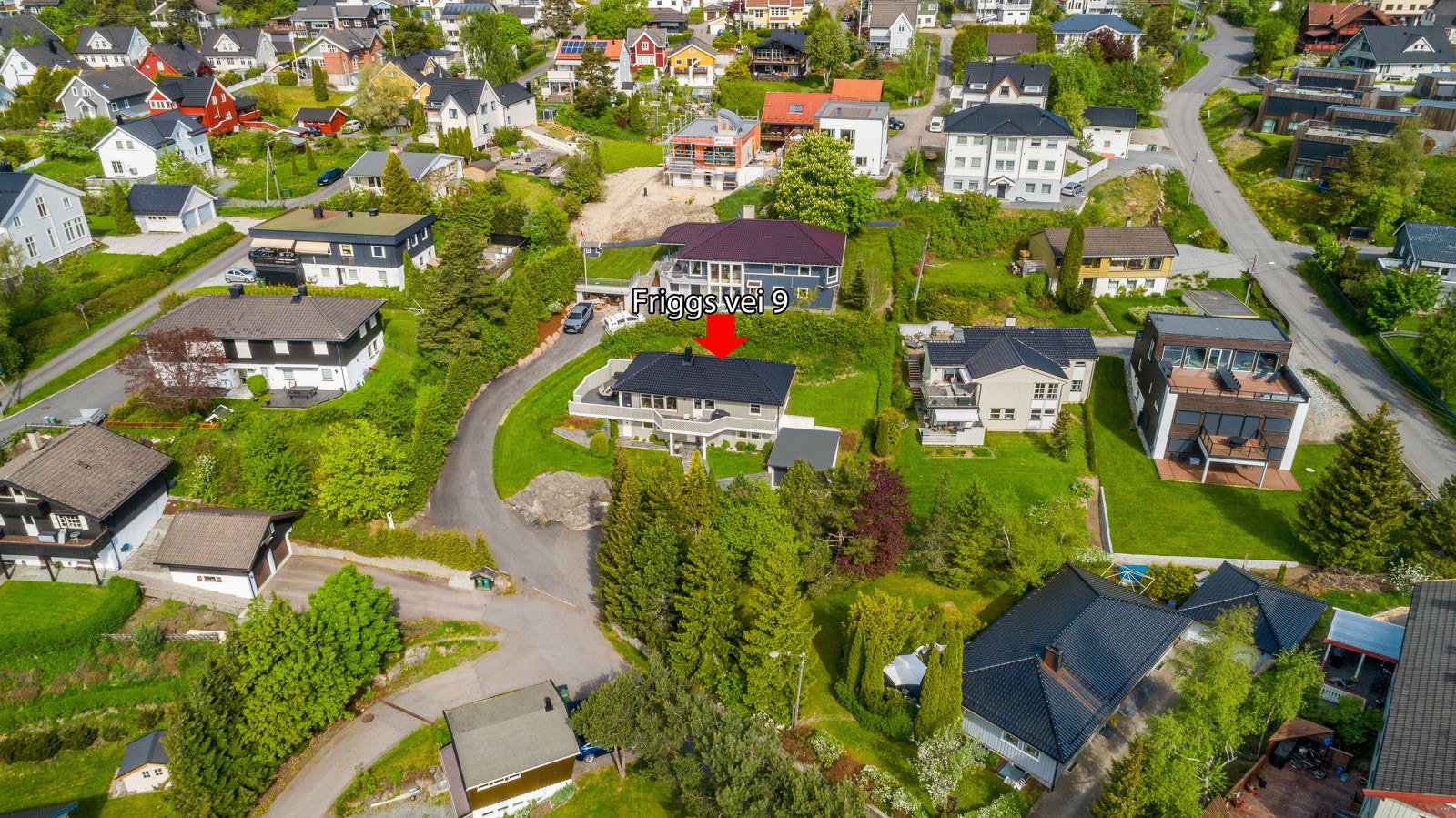 Fjellhamardammen miljøpark ligger bare noen hundre meter unna, og det er badeplasser ved både Vesletjernet og Langvannet. Ikke langt unna ligger også Haneborgåsen med flotte turområder. Galleribilde