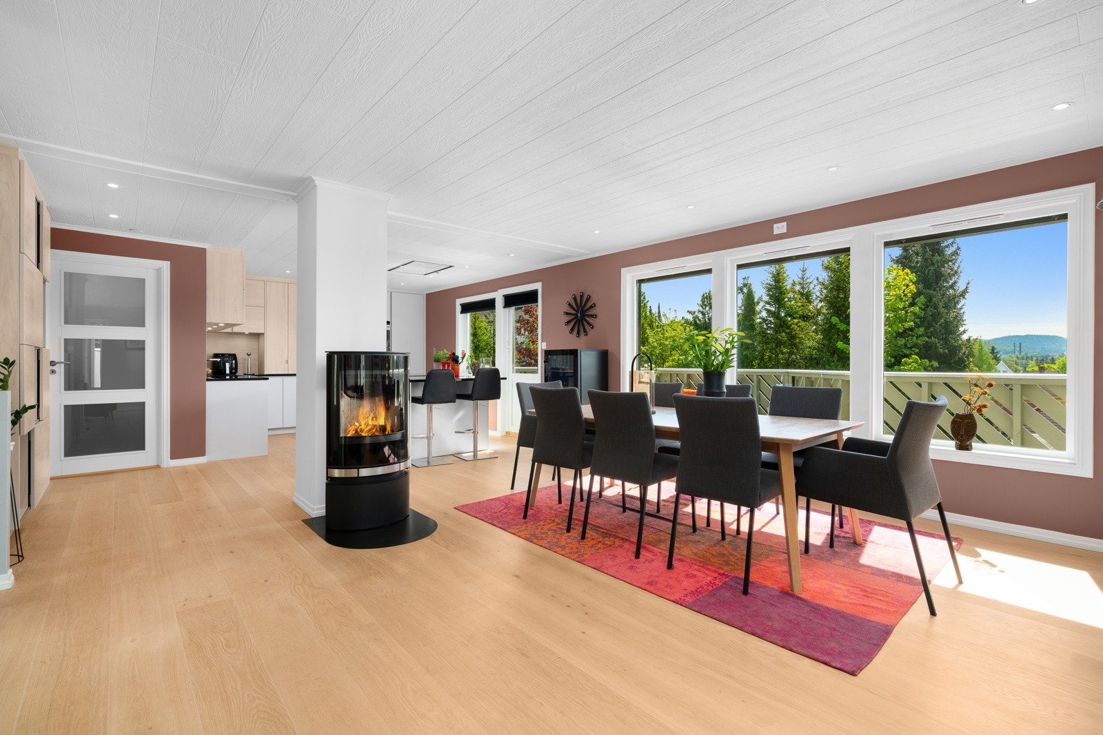 Stuen og spisestuen danner sammen med kjøkkenet et nydelig, åpent rom med herlig lysinnslipp fra store vinduer. Galleribilde