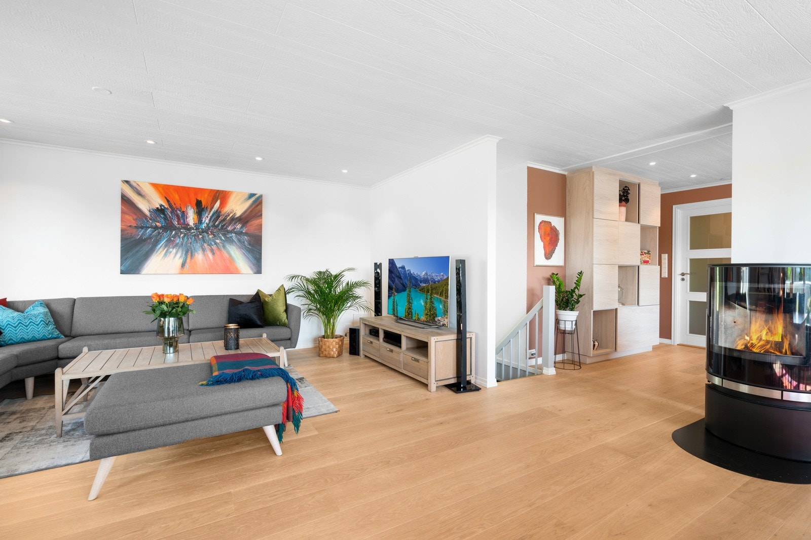 Stuen har en flott Jydepejsen peisovn med stort flammebilde; en god varmekilde og stemningsskaper. Galleribilde