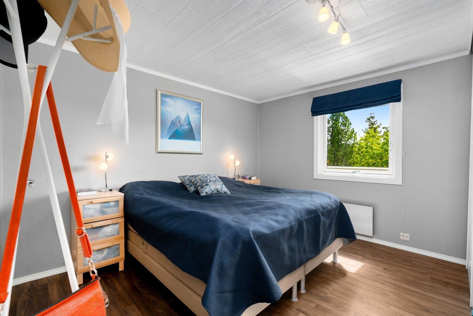 Boligen har fire pene soverom som fordeler seg med to i hver etasje. Galleribilde