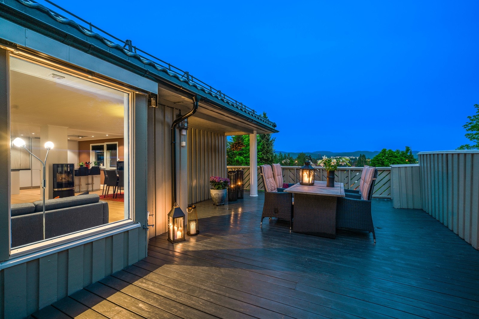 I første etasje har boligen en stor terrasse som strekker seg langs hele fasaden mot sydøst og gavlveggen mot sydvest. Galleribilde