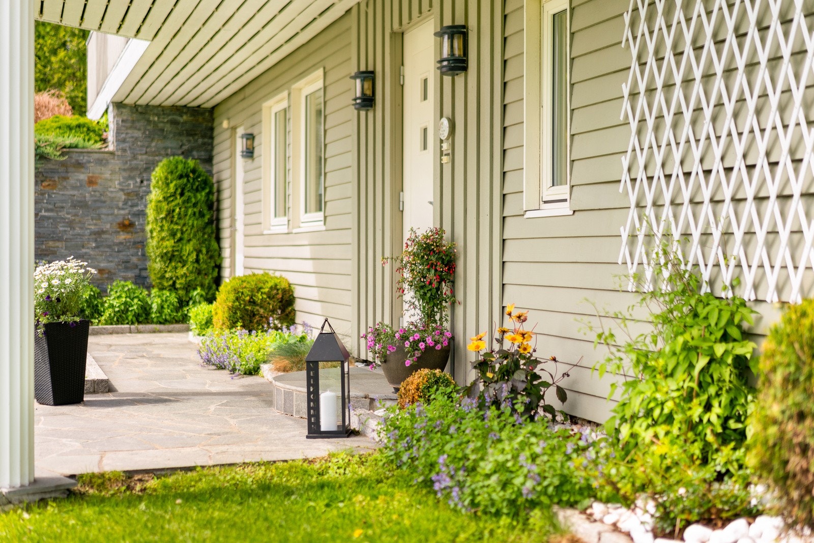 Boligen har et hyggelig, felles inngangsparti med skiferheller og utebelysning. Galleribilde