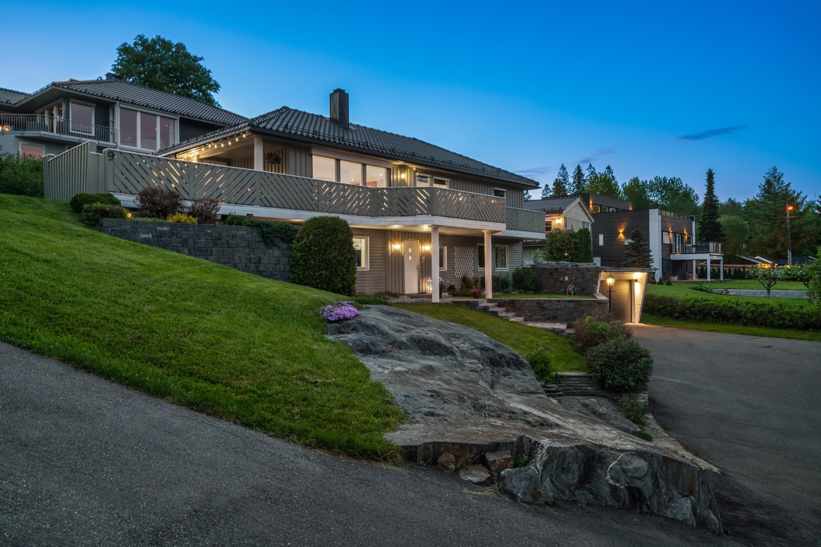 Tomten er noe skrånende, og boligen ligger fint og solrikt til øverst på eiendommen. Galleribilde