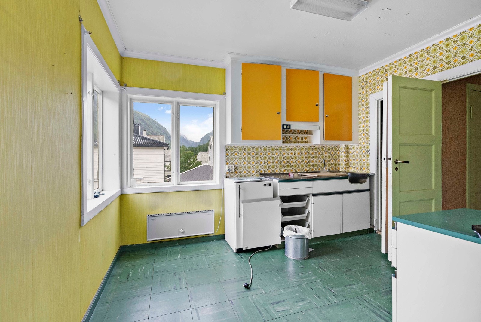 Kjøkken i 2.etg. med eldre plassbygd innredning Galleribilde