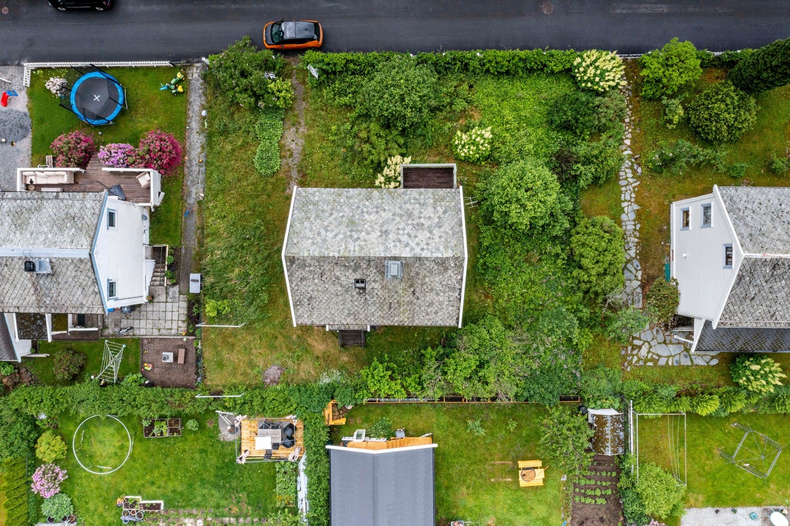 Oversiktsbilde over eiendommen - Tomta er på 770m2 med plass til evt. tilbygg eller garasje Galleribilde