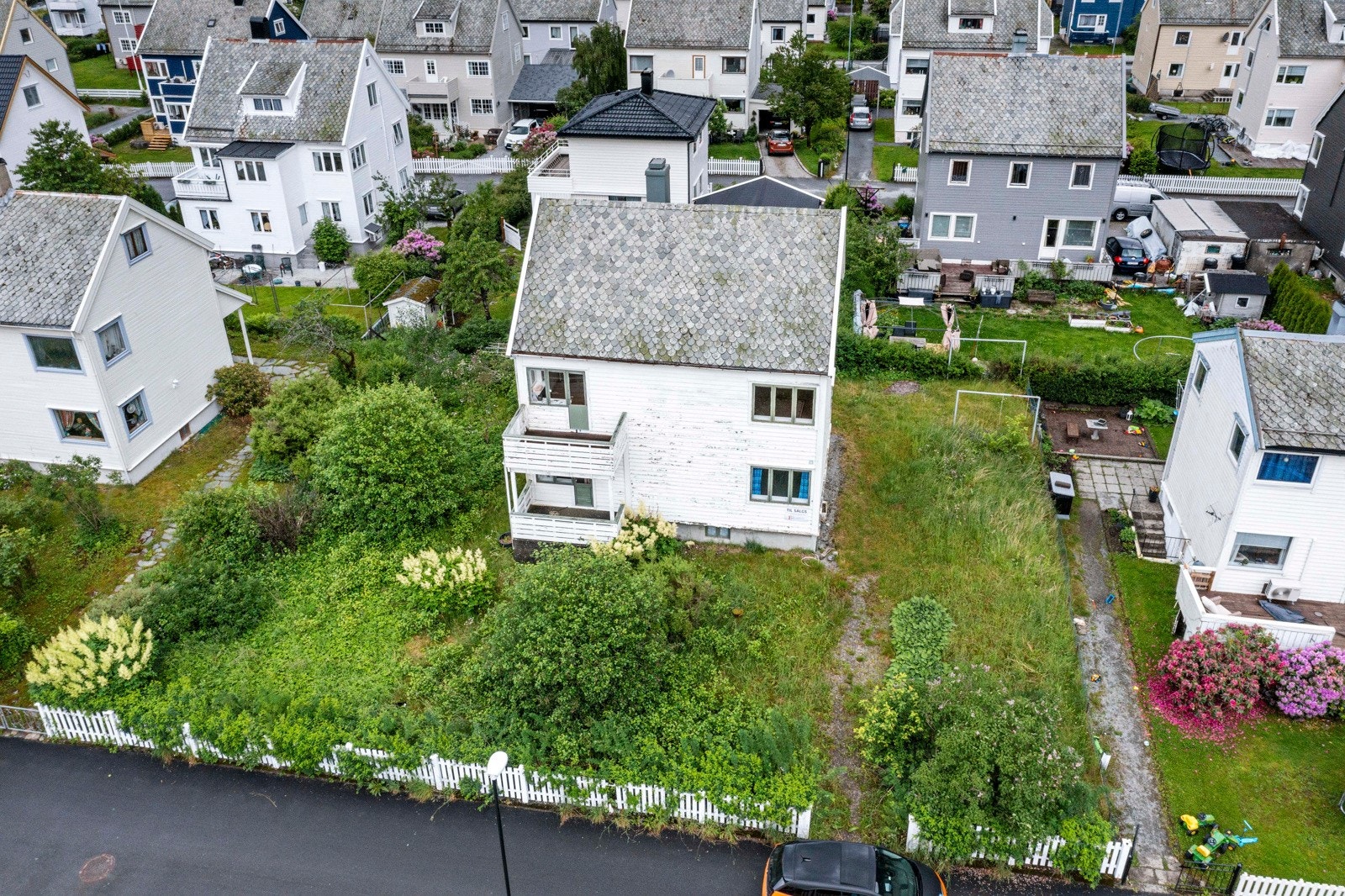 Eiendommen er utbygd med en eldre tomannsbolig med behov for totalrenovering Galleribilde