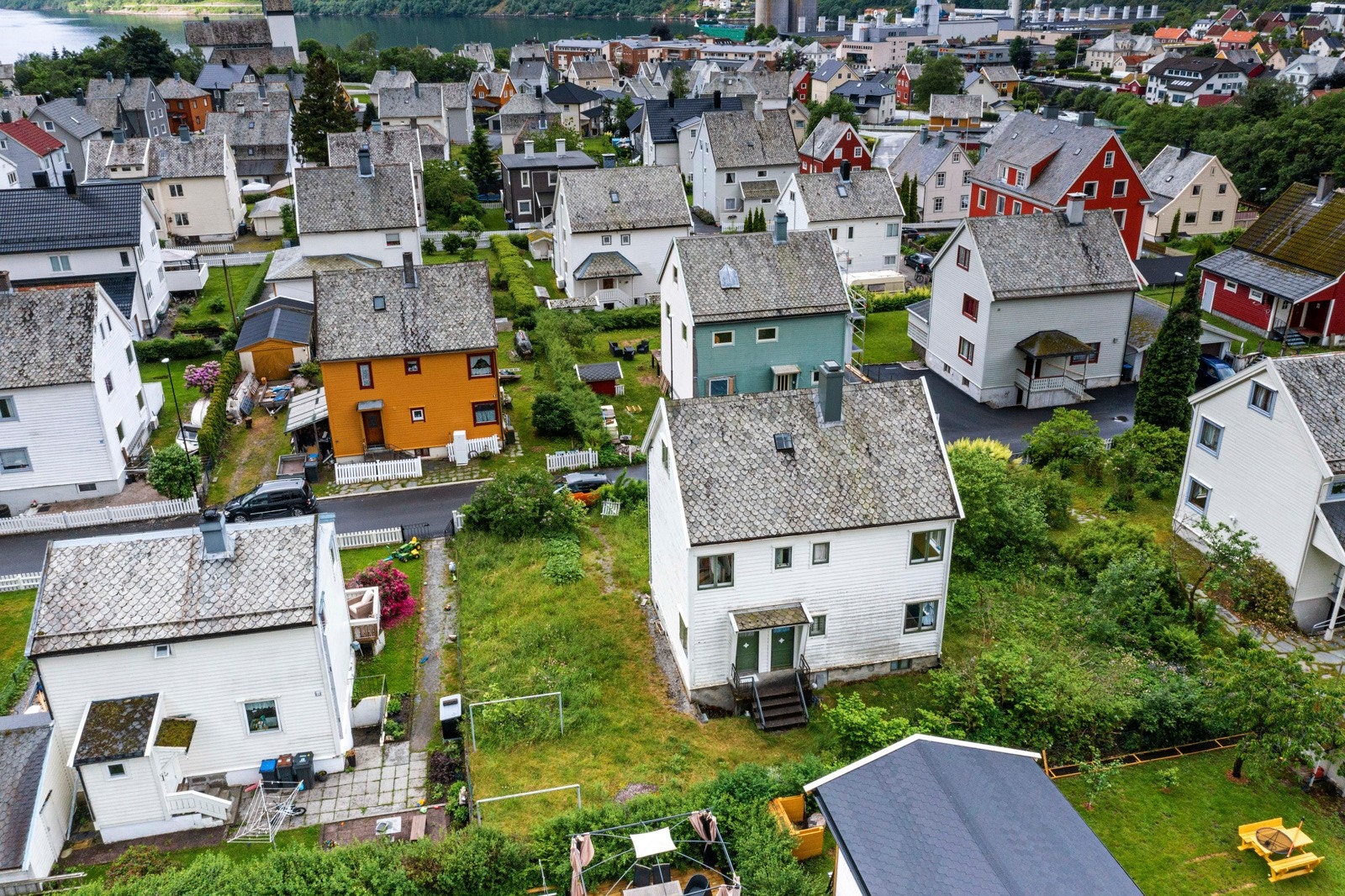 Eiendommen ligger sentralt til i Høyanger sentrum i barnevennlige omgivelser på Sæbø Galleribilde