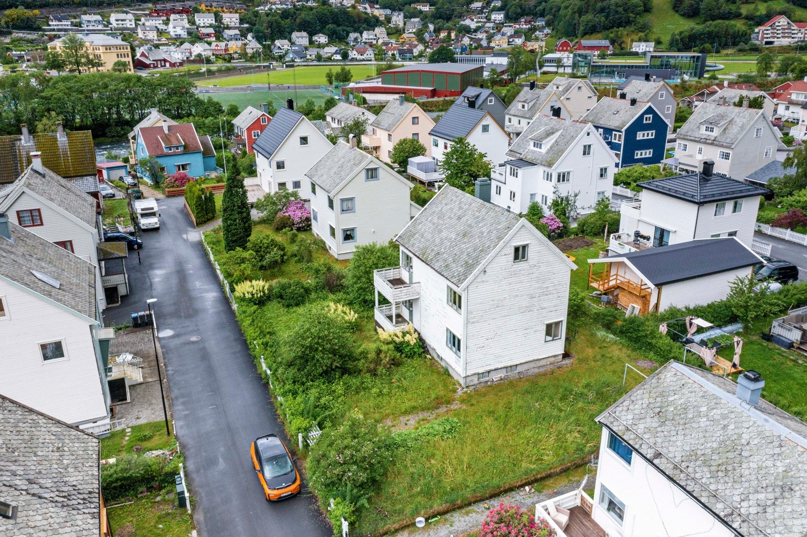 Eiendommen ligger sentralt til i Høyanger sentrum i barnevennlige omgivelser på Sæbø Galleribilde
