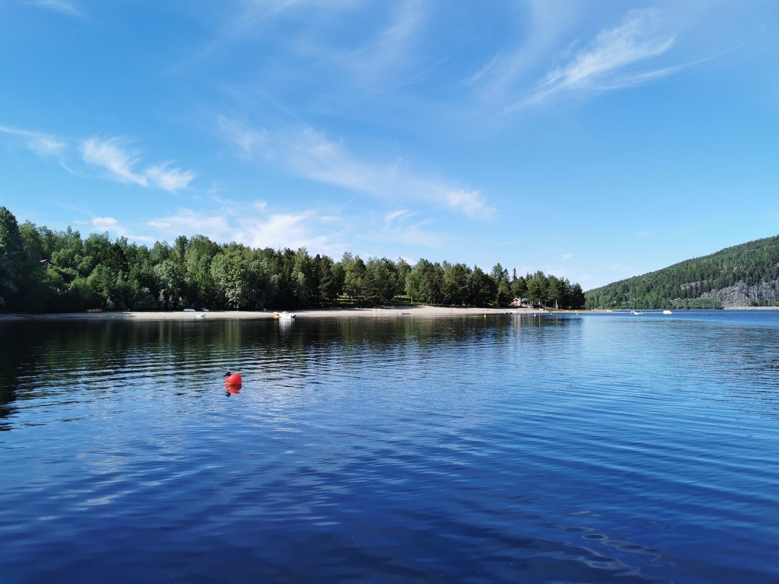 Kun 10 minutter unna hyttefeltet ligger Sperillen med gode fiskemuligheter og flotte sandstrender. Galleribilde