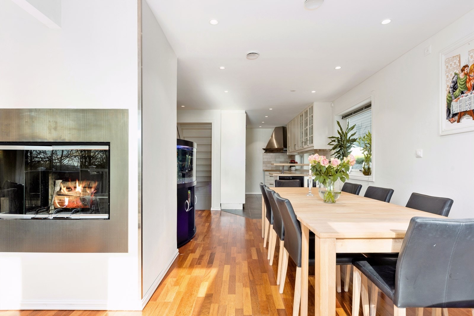 God plass til stort spisebord til å samle hele familien Galleribilde