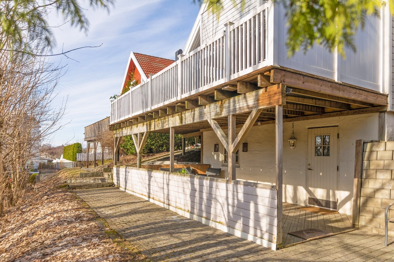 I boligens kjelleretasje har du en overbygd uteplass Galleribilde