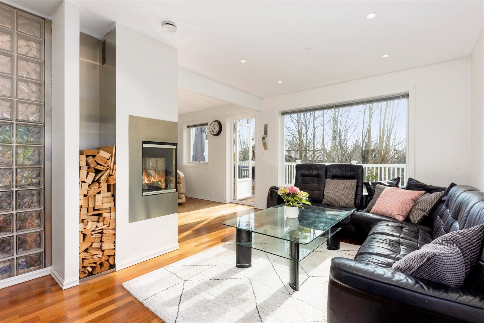 Stuen har store vinduer gir gode solforhold inn i boligen Galleribilde