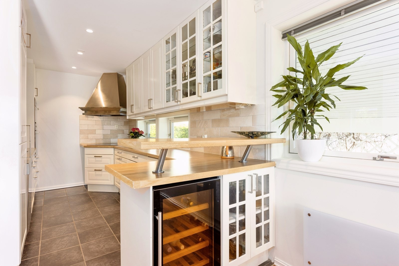 Kjøkkeninnredningen er fra 2011 og har tiltalende, profilerte fronter og vitrineskap Galleribilde