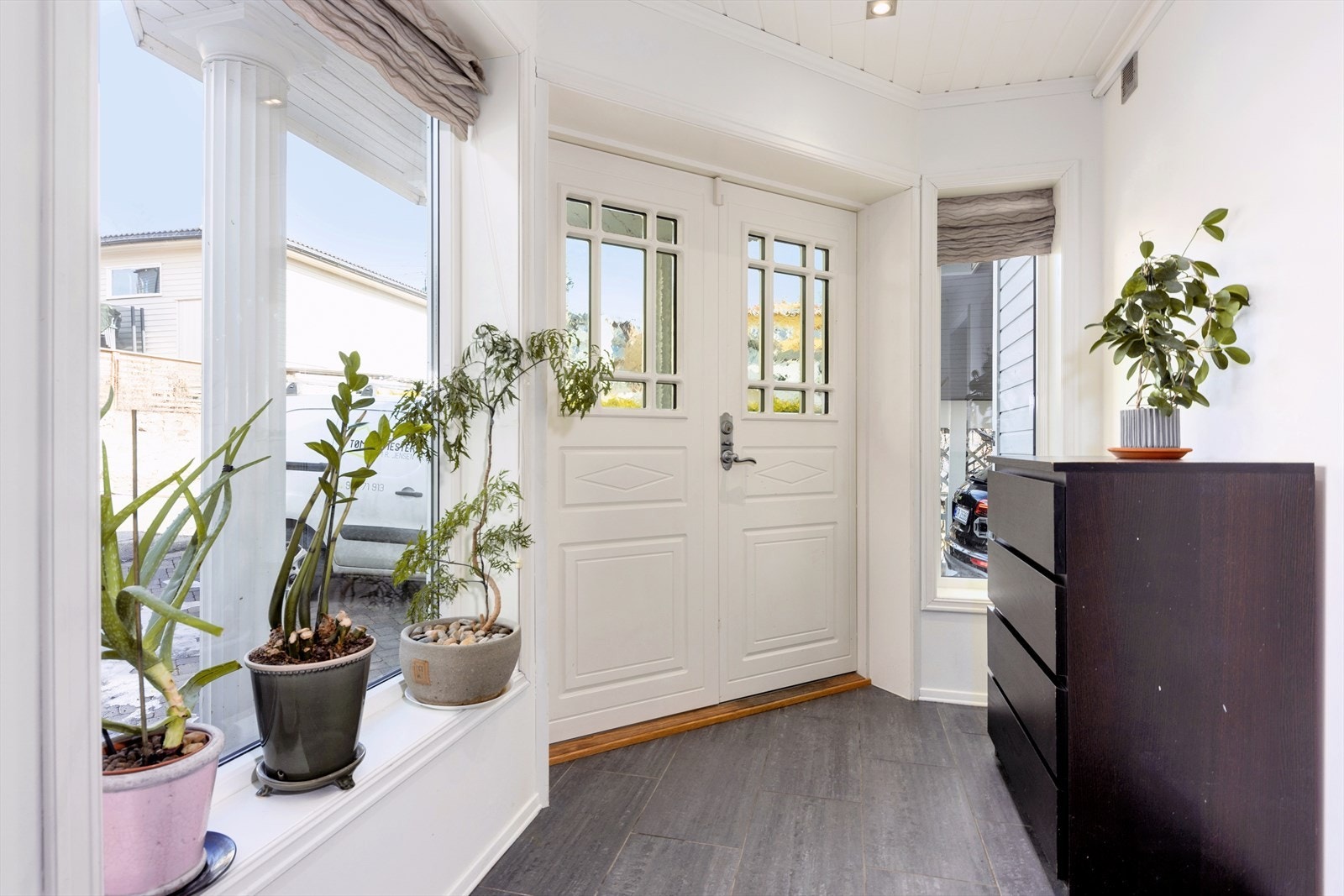 Fliser på gulv i entré, gulvvarme og mulighet for å henge fra seg yttertøy Galleribilde