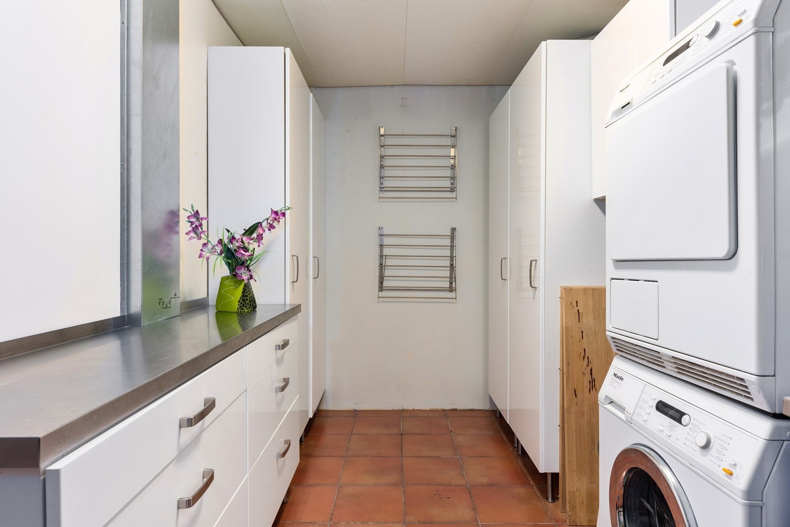 Vaskerommet er innredet med underskap, høyskap og skyllekum med ett-greps blandebatteri Galleribilde