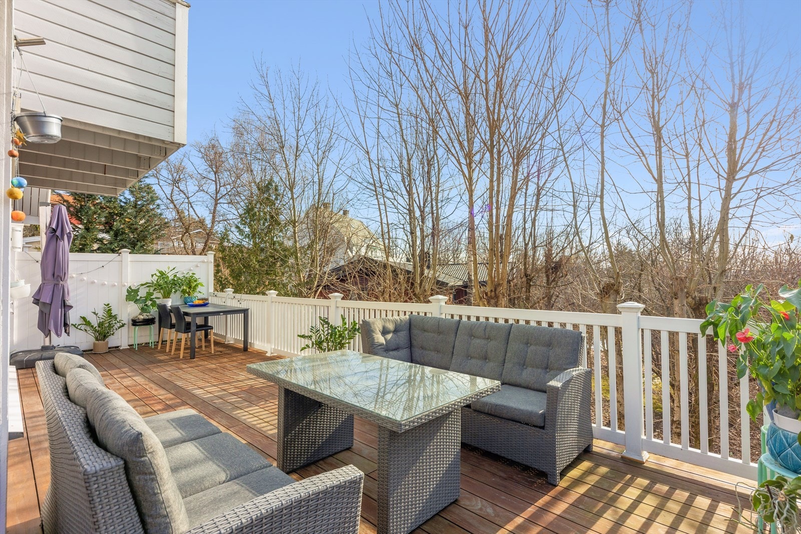 Sydøstvendt terrasse med utgang fra stue og hage via trapp på ca. 33 kvm Galleribilde