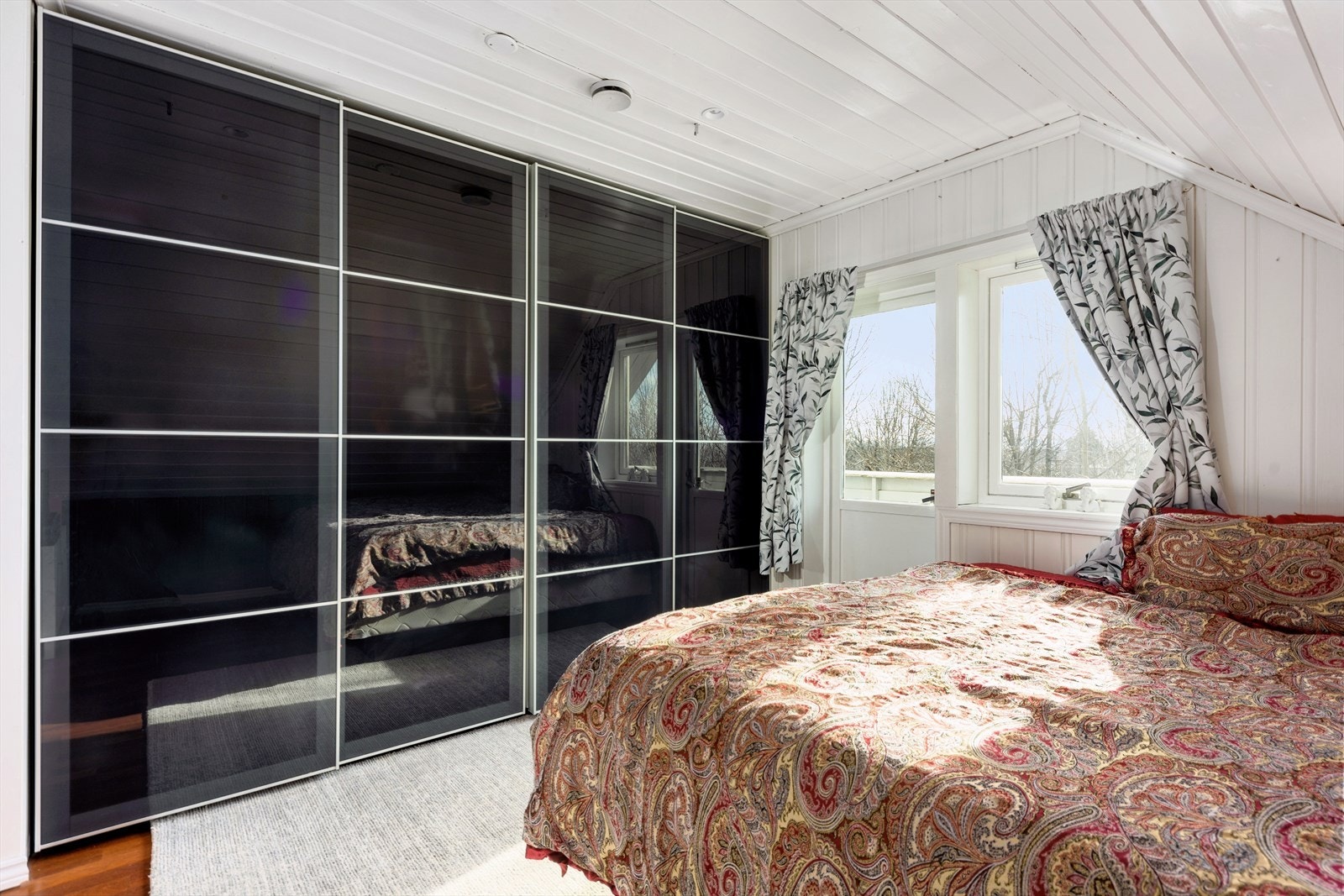 Soverom 2 med utgang til sydøstvendt balkong på ca. 3 kvm Galleribilde