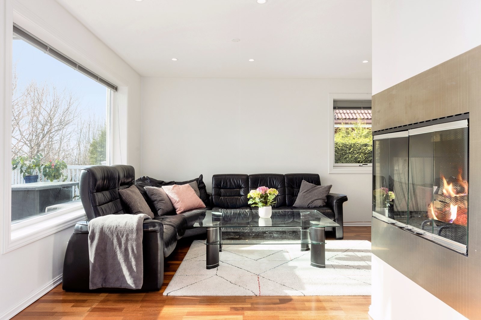 Her har du naturlig plass til sofagruppe og TV Galleribilde