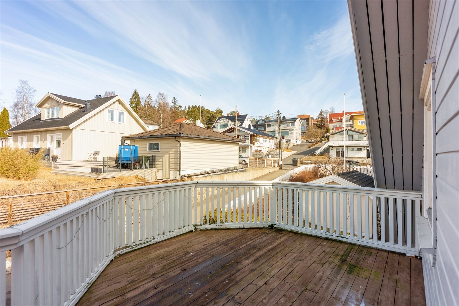 Nordvestvendt veranda med utgang fra soverom på ca. 15 kvm. Galleribilde