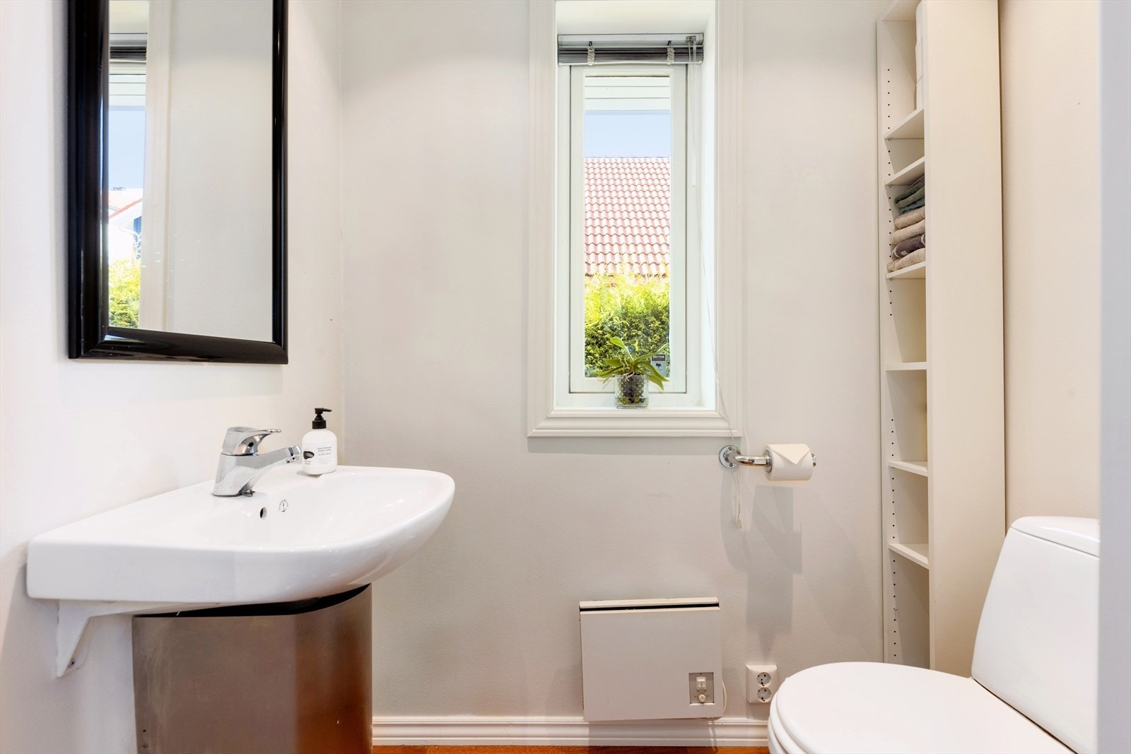 Praktisk gjestetoalett rett på innsiden av entré Galleribilde