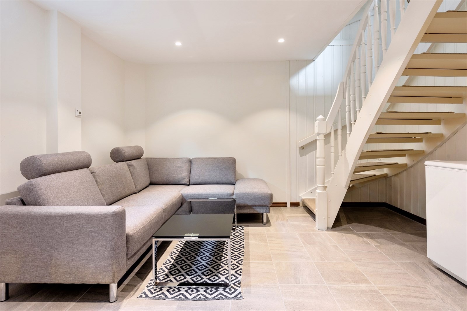 Koselig og lun kjellerstue med nye fliser på gulv og downlights i tak Galleribilde