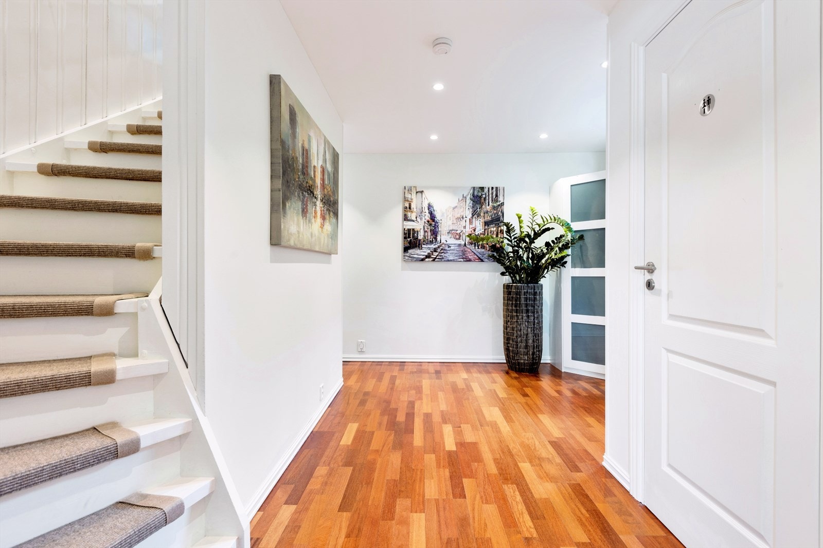 Hall med trapp opp i boligens 2 etasje Galleribilde