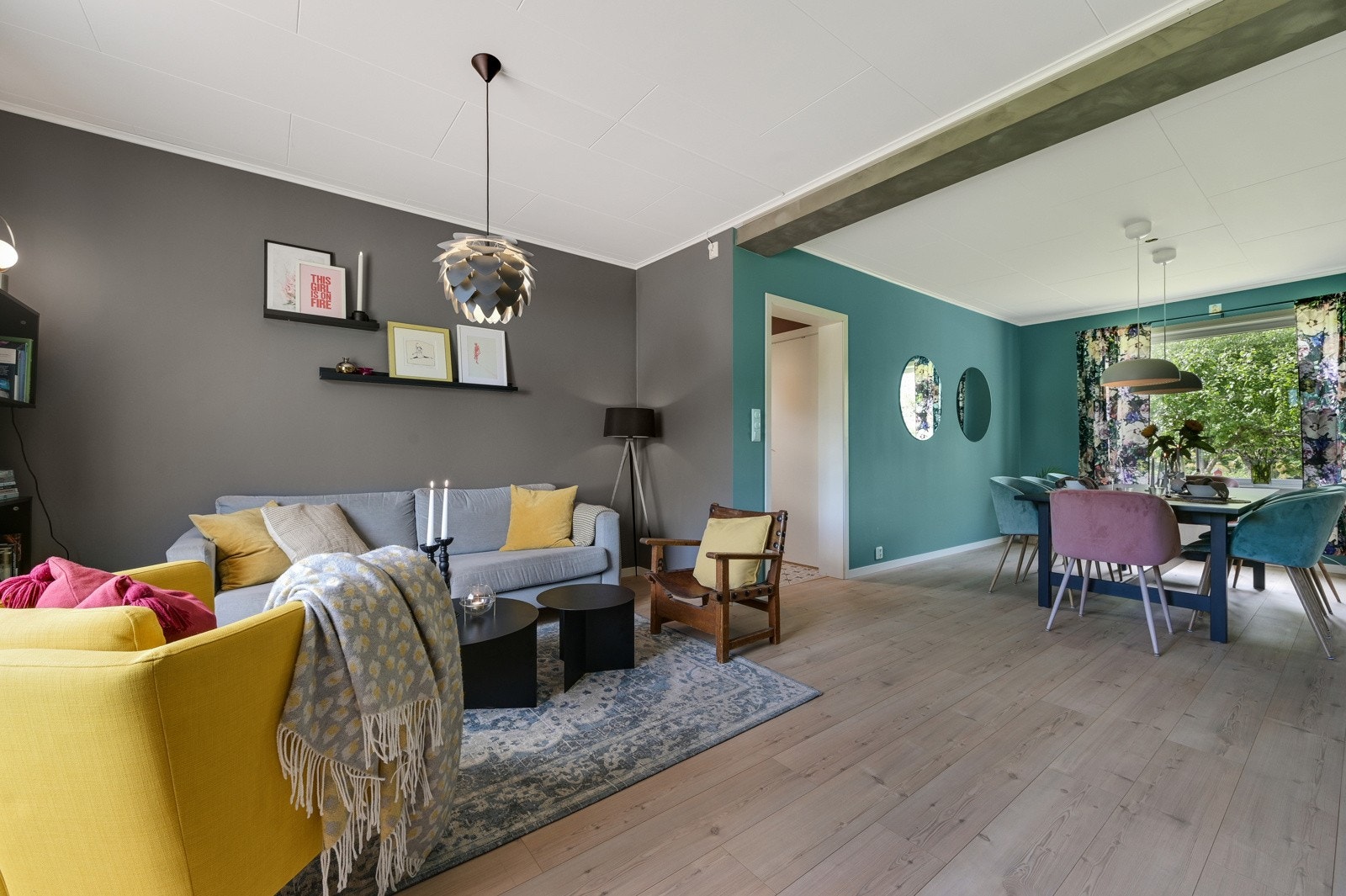 I stuen er det god plass for både sofa og spisebord. Galleribilde