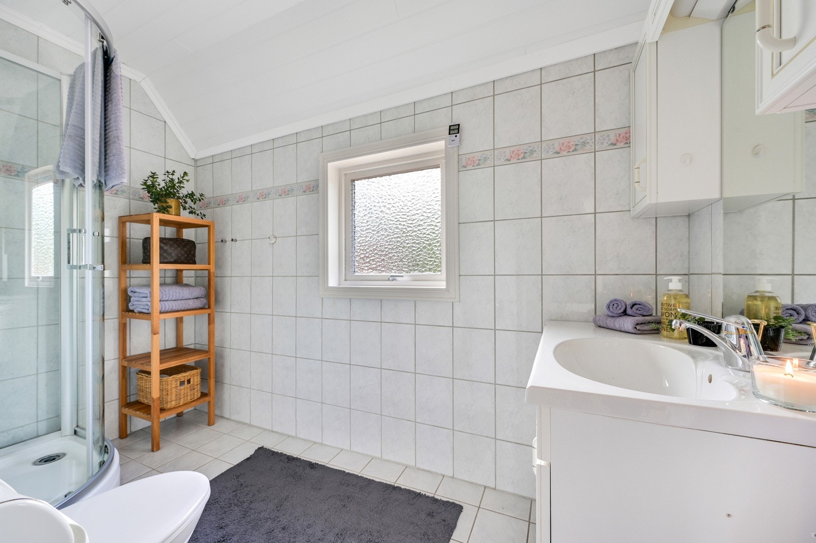 Flislagt bad fra ca. 1996. Himlingen på badet er skiftet i 2020. Galleribilde