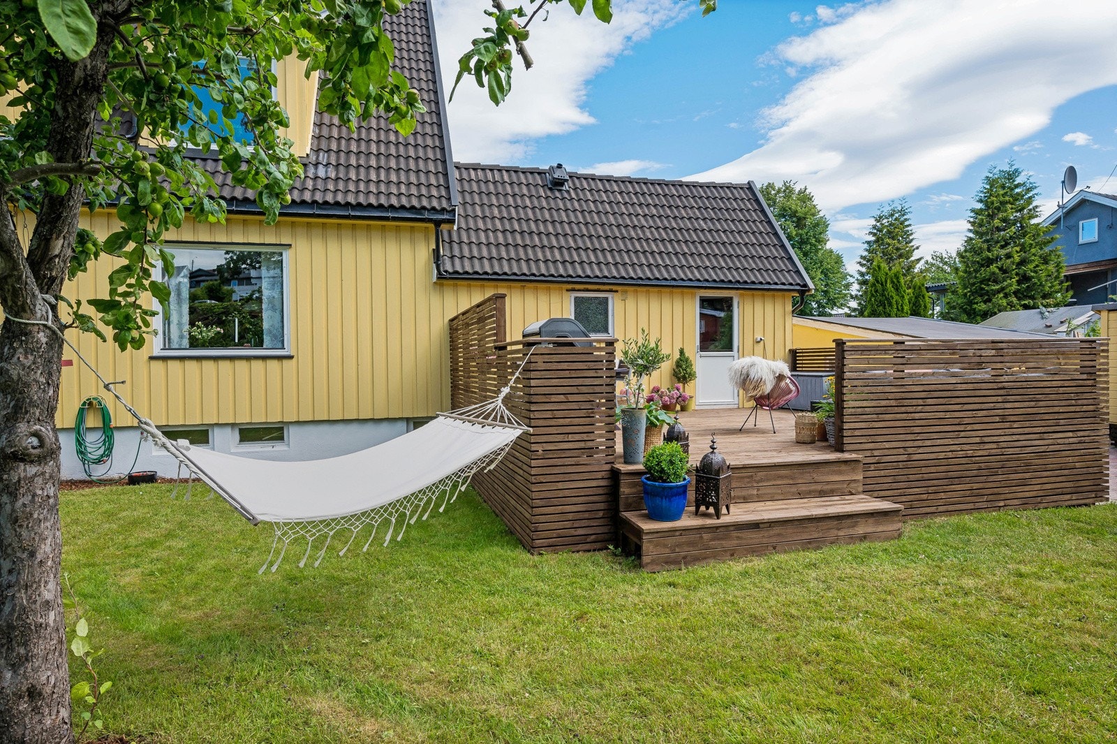 Med både hage foran og bak huset er forholdene lagt til rette for at både store og små skal trives med lek, moro og "hagepusling". Galleribilde