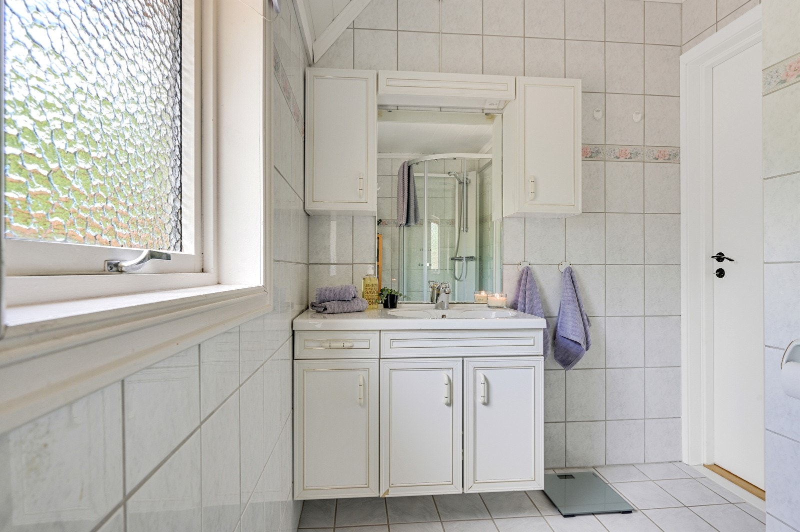 Badet inneholder servant, wc og dusjkabinett. Galleribilde