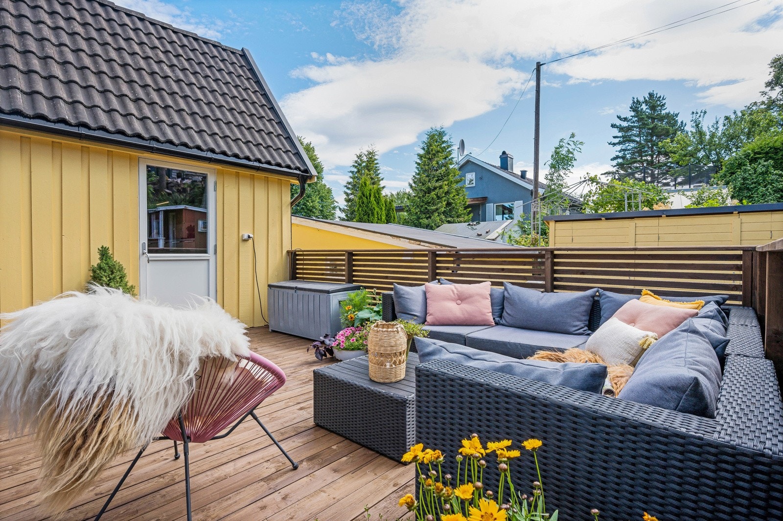 Terrassen har god plass for utemøbler. Galleribilde