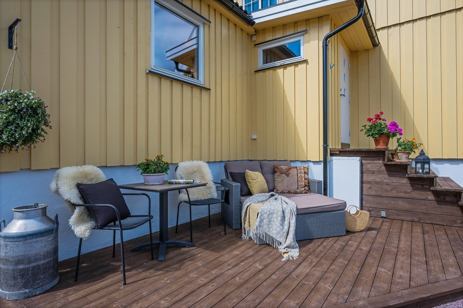 Platting på fremsiden av huset - så her er det bare å flytte seg rundt etter solens gang. Galleribilde