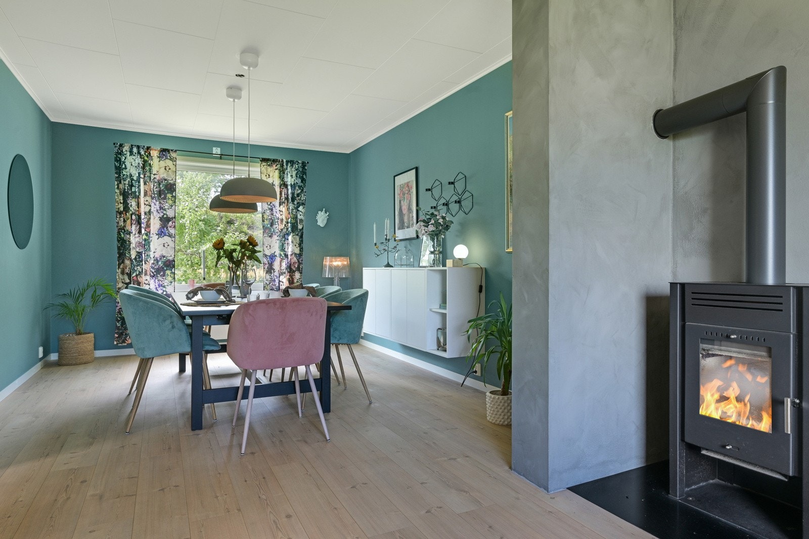 I stuen er det vedovn som gir ekstra hygge på kalde vinterdager. Galleribilde
