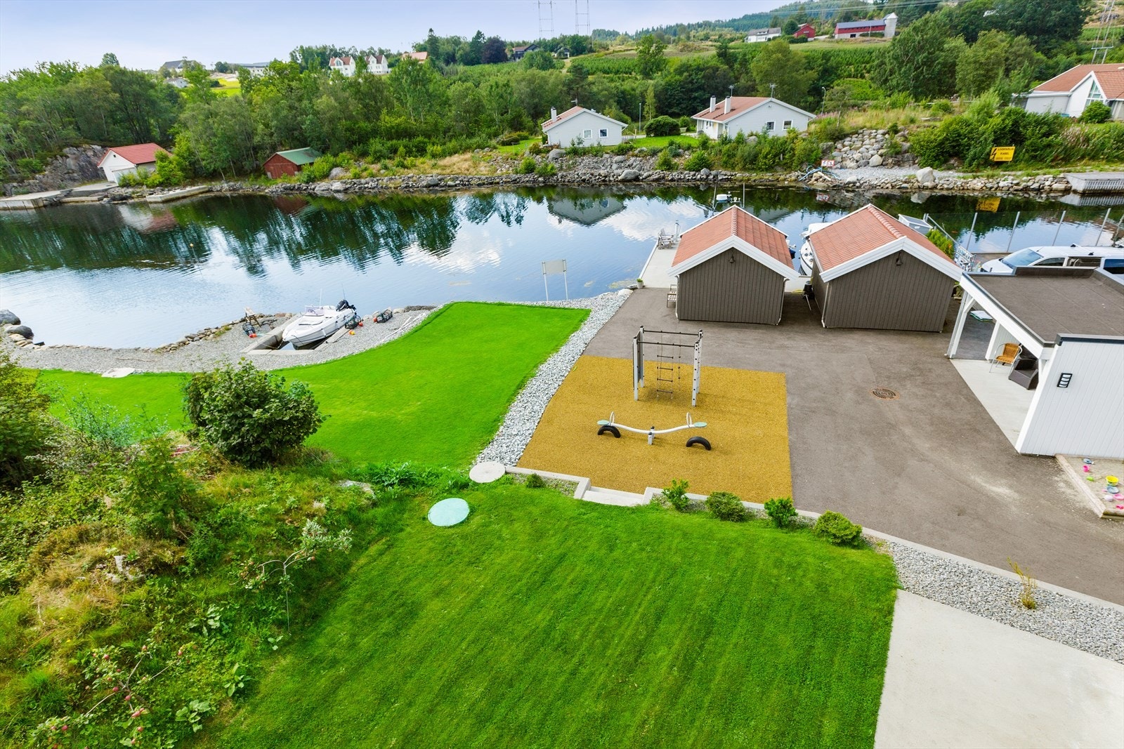 Flott opparbeidet tomt/fellesarealer med gressplen, enkel beplantning og asfaltert gårdstun. Lekeplass og flotte fellesområder. Galleribilde