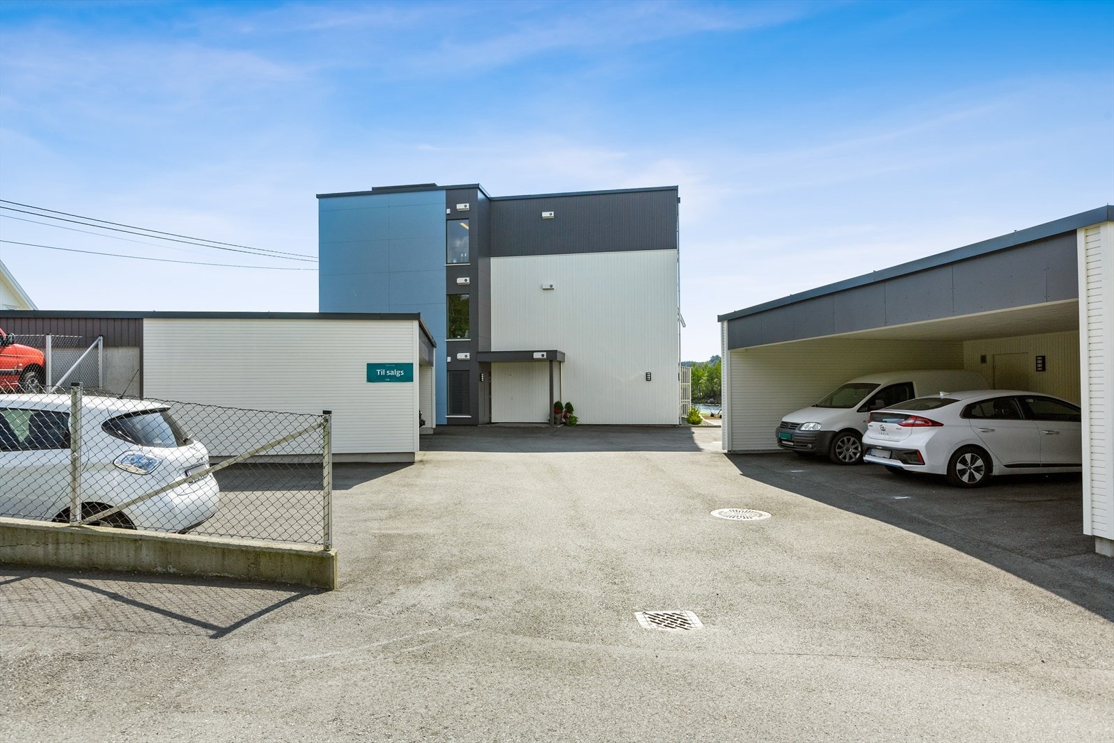 Fellesområde. Carport med utvendig bod medfølger. Galleribilde