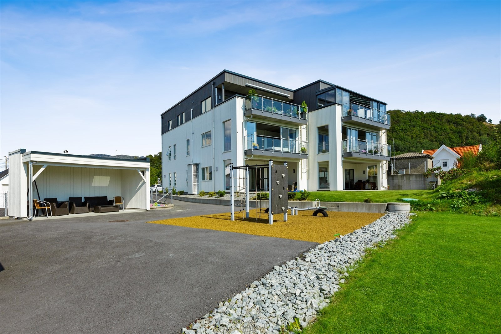 Felles grillplass med overbygg. Solrik eiendom både formiddag, ettermiddag og kveld! Galleribilde