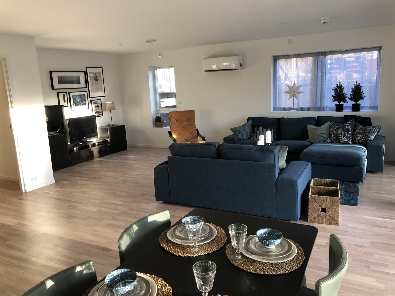 Lys og romslig stue med store vindusflater og utgang til terrasse. Mulighet for ekstra soverom om ønskelig. Galleribilde