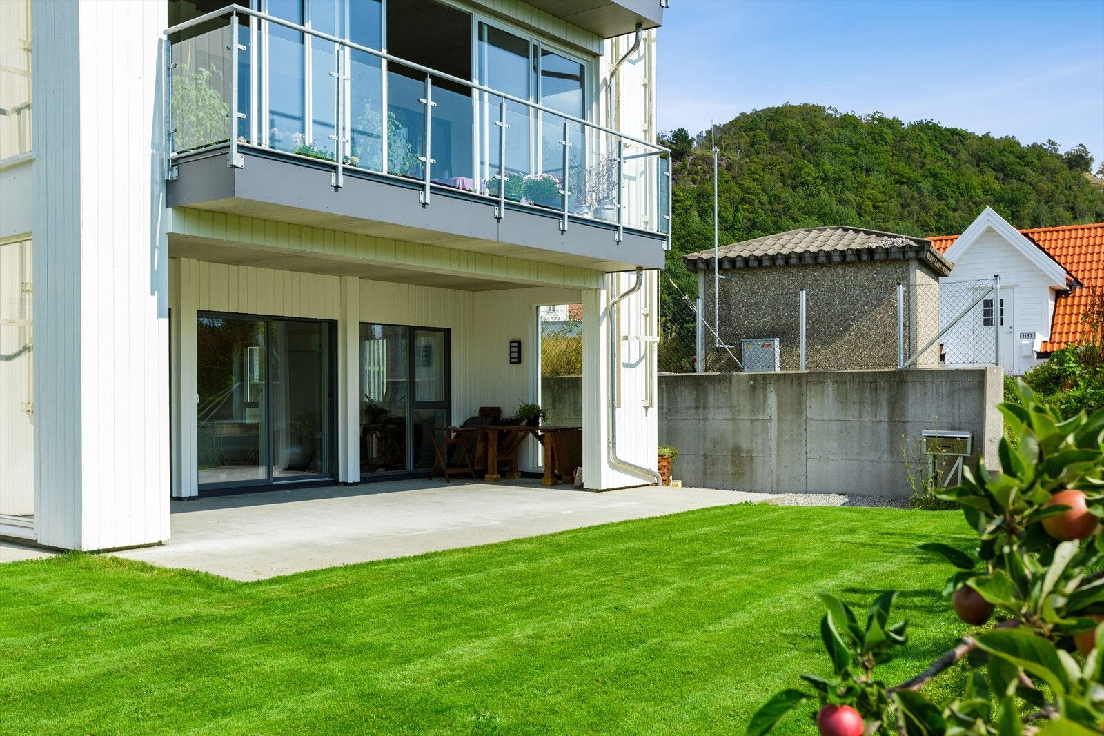 Leiligheten ligger fint til i usjenert 1. etasje med utgang til stor terrasse (ca. 33 kvm), hage og lekeplass. Galleribilde