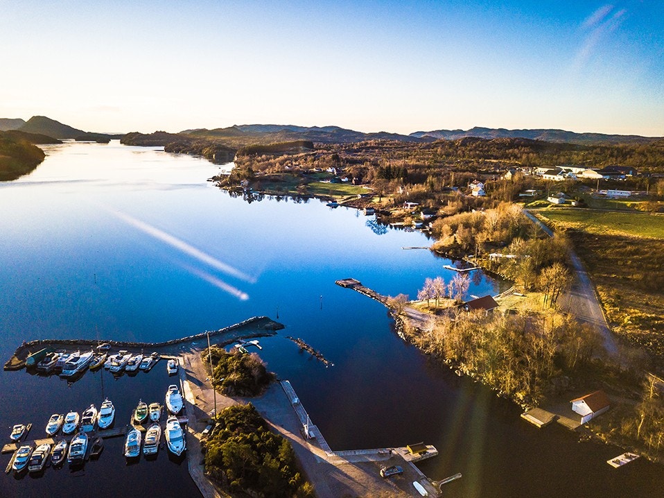 Gode fiskemuligheter og mulighet for båtplass i lokal båthavn like ved boligen. Galleribilde