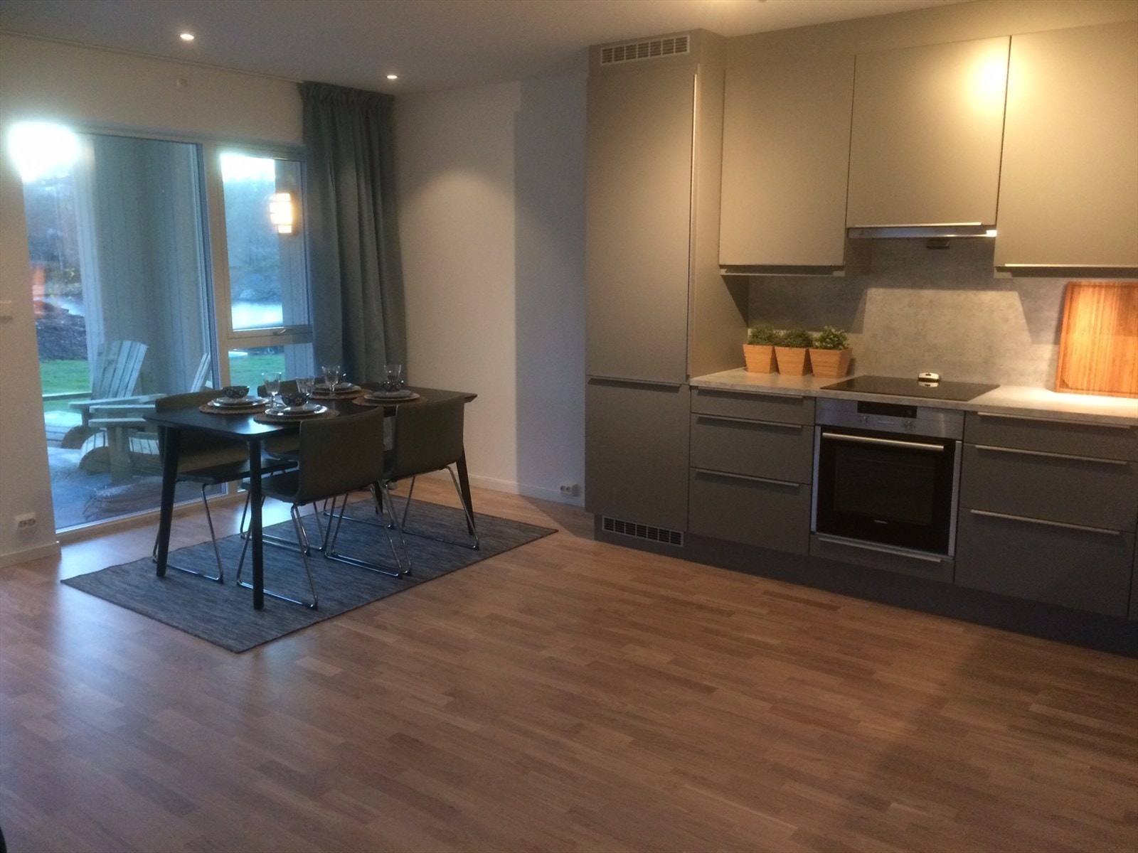 Lekker kjøkkeninnredning fra HTH med integrerte hvitevarer. Galleribilde