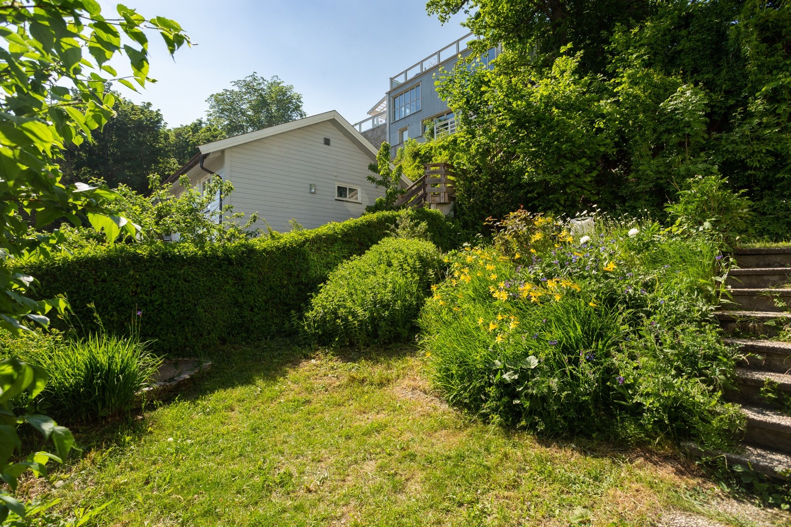 Fra verandaen er det trapper ned til hagen som også var nytt i 2020. Galleribilde
