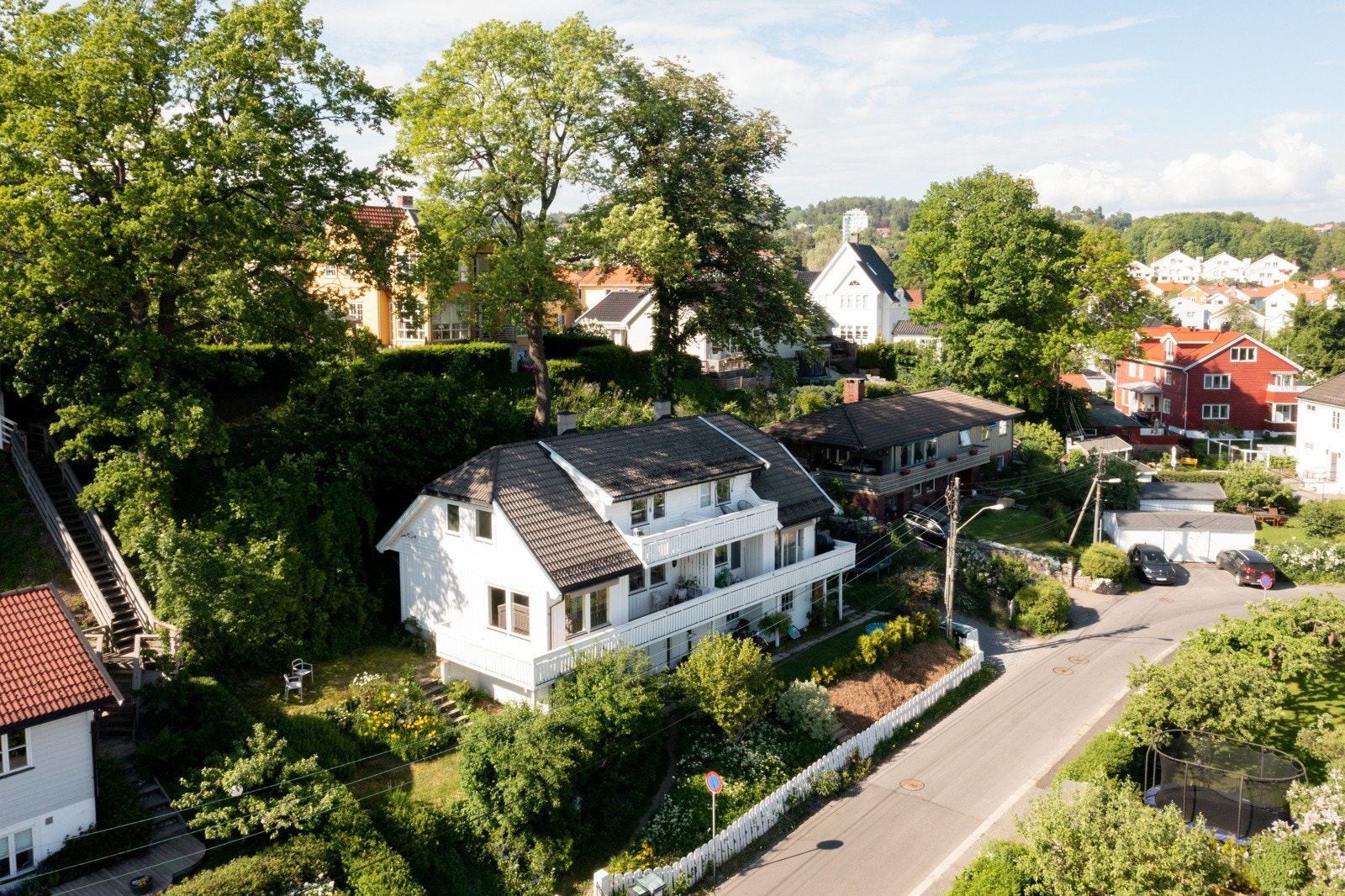 Boligen ligger svært fint til i grønne omgivelser. Galleribilde