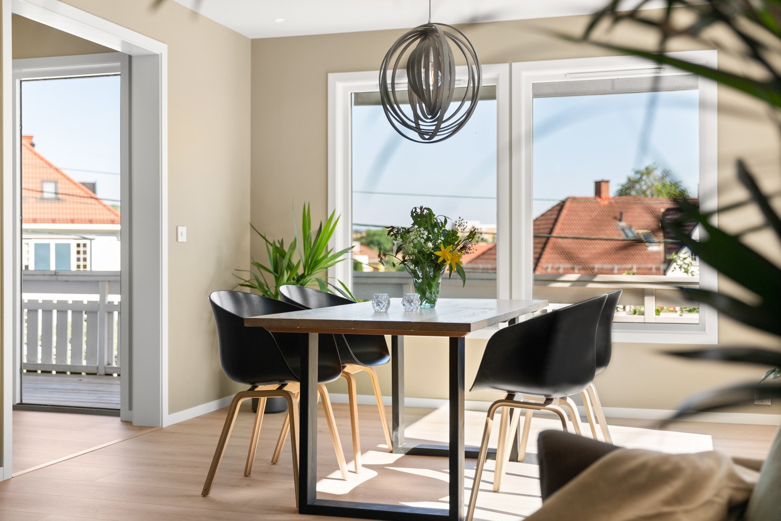 God plass til stort spisebord i tilknytning kjøkkenet - perfekt for lekser eller middagsselskap. Galleribilde