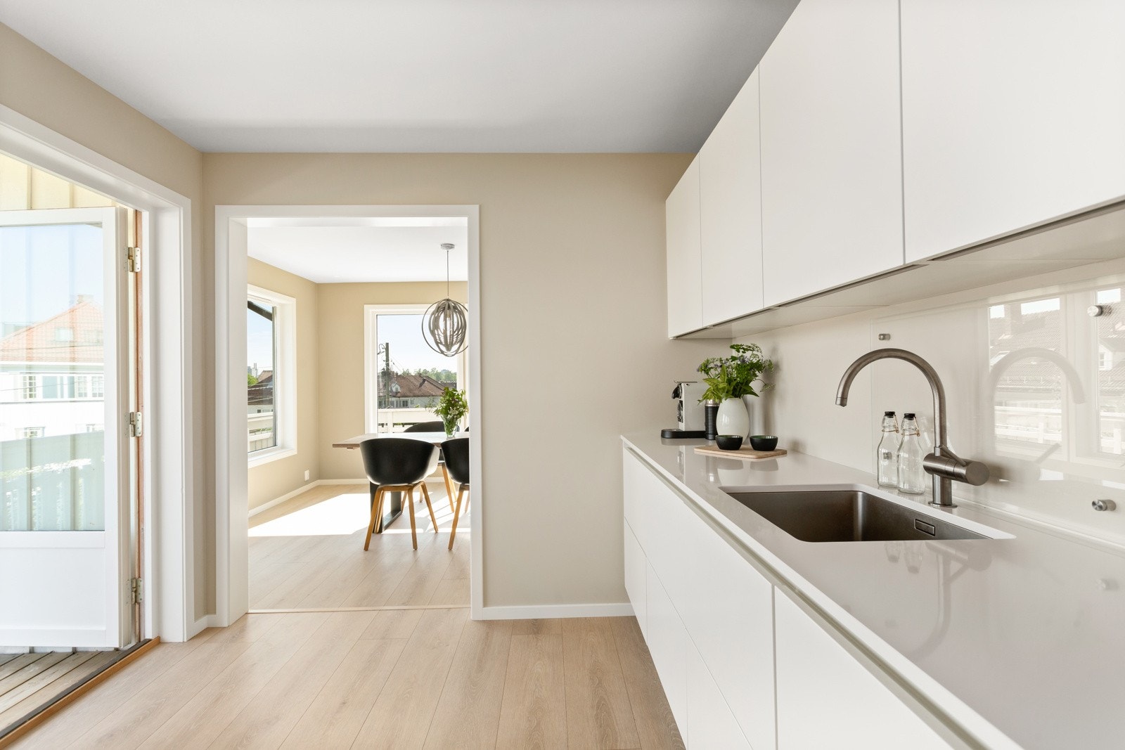 Kjøkkeninnredningen er lekker og moderne fra HTH, og var nytt i 2019 Galleribilde