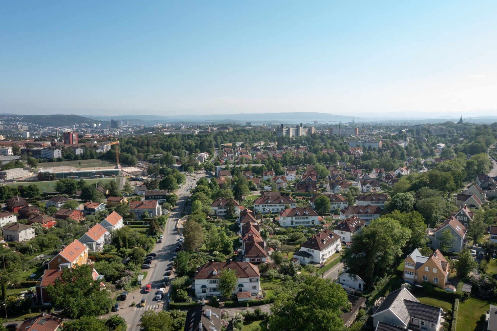 Boligen ligger i et meget populært, veletablert og godt bomiljø på Tåsen, i grensen mellom Ullevål Hageby og Tåsen Hageby. Galleribilde