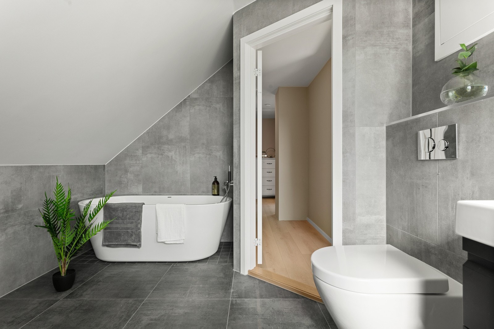 Badet ligger i praktisk tilknytning til begge soverommene i etasjen. Galleribilde