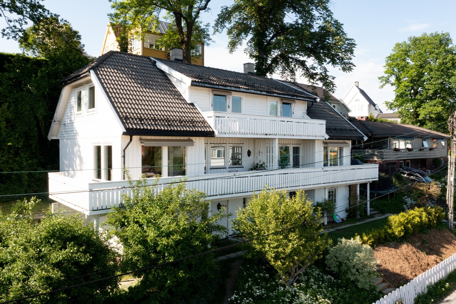 Det er avsatt plass til parkering på tomten. Galleribilde