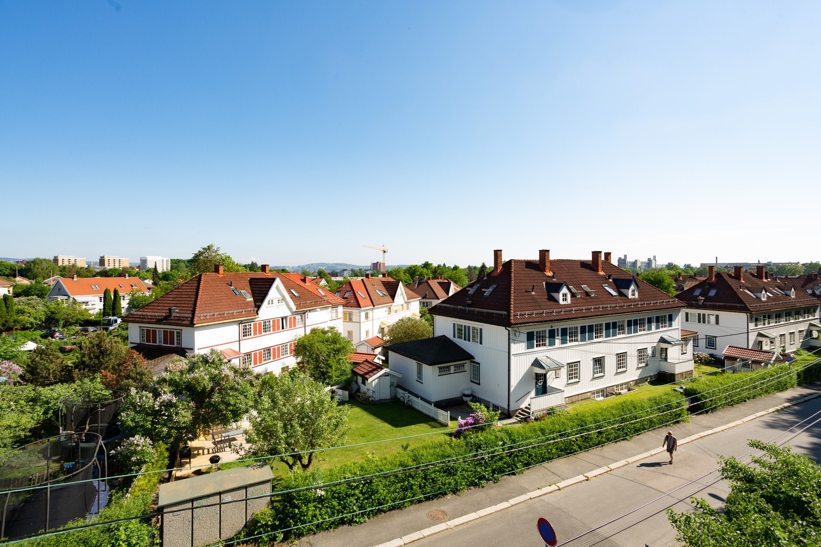 Boligen har fantastisk utsikt over Tåsen Hageby med sjarmerende trehusbebyggelse tegnet av Henning Klouman. Galleribilde
