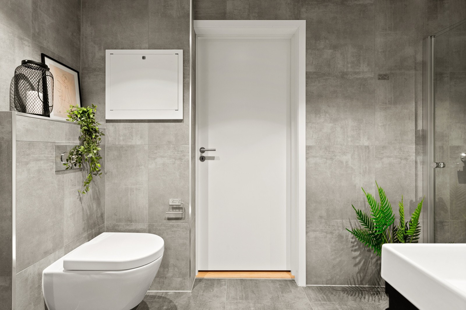 Badet i første etasje ligger i praktisk tilknytning til entréen og er blant annet svært praktisk når man har gjester. Galleribilde